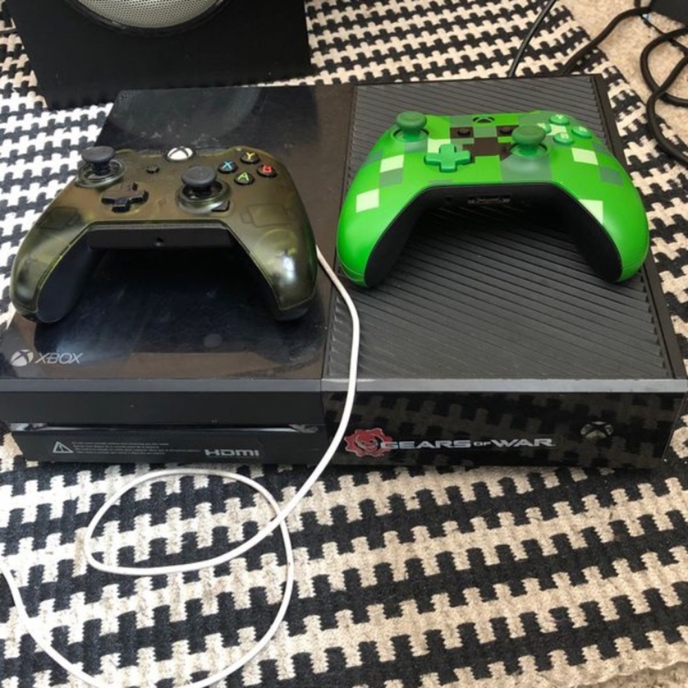 Xbox One 500 GB with 2 controllers (NO HDMI Cable)